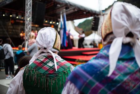 Presenetljiv odziv ob prvem dnevu praznovanja 50. Dnevov narodnih noš in oblačilne dediščine v Kamniku (13)